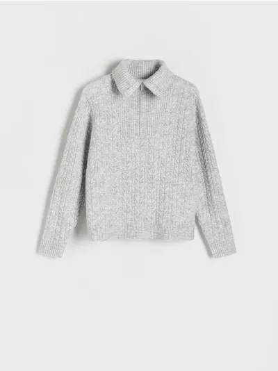 Reserved Sweter o swobodnym fasonie, wykonany z gładkiej dzianiny z domiekszą wełny. - jasnoszary