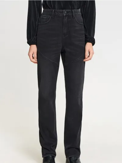 Sinsay Spodnie jeansowe z ozdobnymi przeszyciami, uszyte z bawełny z domieszką wiskozy. - czarny