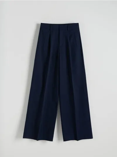 Reserved Spodnie o swobodnym fasonie, wykonane z gładkiej, bawełnianej tkaniny. - granatowy
