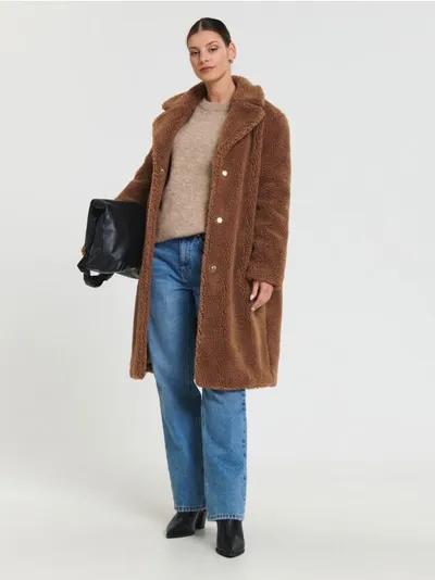 Sinsay Średniej długości płaszcz o oversizowym kroju, wykonany z imitacji futra. - brązowy
