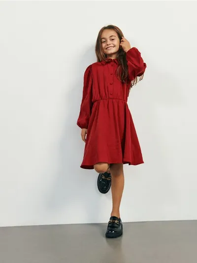 Reserved Sukienka o taliowanym fasonie, uszyta z tkaniny z wysoką zawartością modalu. - czerwony
