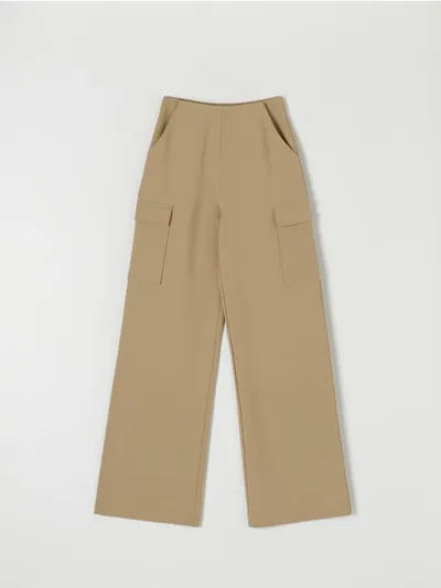 Sinsay Luźne spodnie o kroju wide leg uszyte z szybkoschnącego materiału z dodatkiem elastycznych włókien. - kremowy
