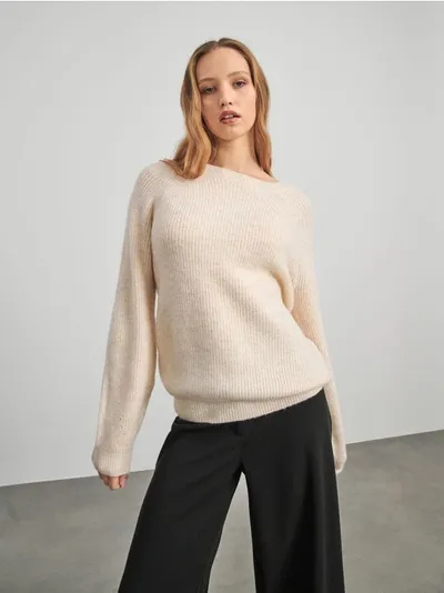 Sinsay Miękki, prążkowany sweter uszyty z lekkiego, szybkoschnącego materiału z domieszką elastycznych włókien. - beżowy