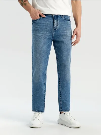 Sinsay Spodnie jeansowe o kroju comfort fit wykonane z bawełny z dodatkiem elastyczych włókien. - niebieski
