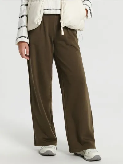 Sinsay Luźne materiałowe spodnie z szerokimi nogawkami wykonane z szybkoschnącego materiału oraz bawełny. - zielony