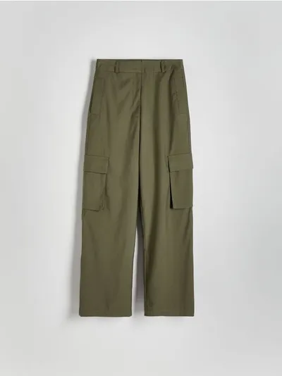 Reserved Spodnie o prostym fasonie, wykonane z gładkiej tkaniny z domieszką wiskozy. - zielony