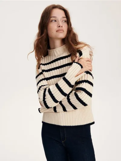 Reserved Sweter o klasycznym fasonie, wykonany z prążkowanej dzianiny z domieszką wełny. - wielobarwny
