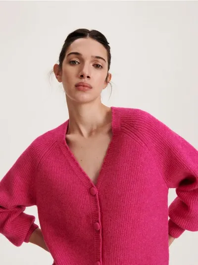 Reserved Sweter o regularnym fasonie, wykonany z prążkowanej dzianiny. - intensywny róż