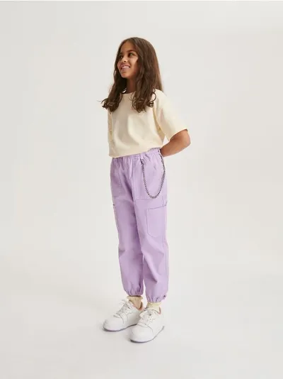 Reserved Spodnie typu jogger, wykonane z bawełnianej tkaniny. - lawendowy
