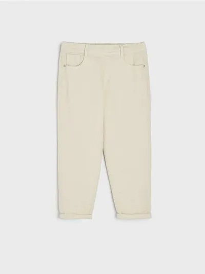 Sinsay Wygodne spodnie jeansowe wykonane z bawełnianej tkaniny. - kremowy