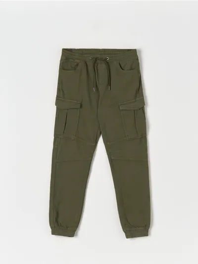 Sinsay Wygodne spodnie cargo wykonane z bawełnianej tkaniny. - zielony