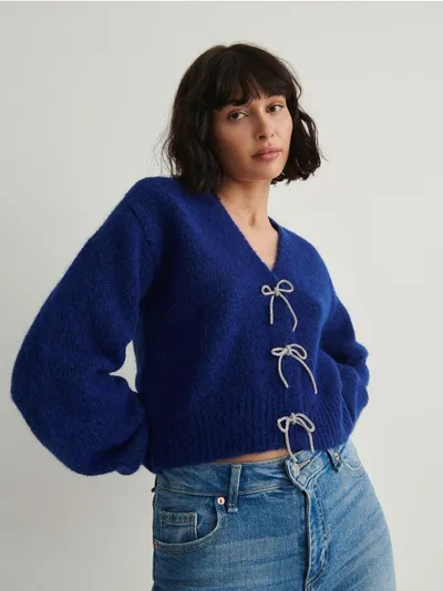 Reserved Sweter o krótszym kroju, wykonany z miekkiej dzianiny z domieszką wełny. - niebieski
