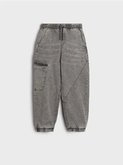 Sinsay Wygodne spodnie jeansowe baggy wykonane z bawełnianej tkaniny. - szary
