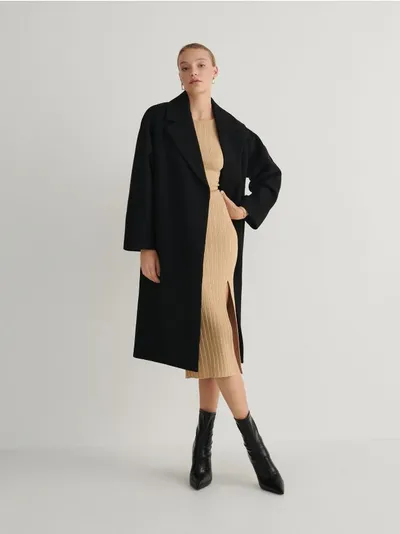 Reserved Klasyczny płaszcz o prostym kroju, wykonany z gładkiej tkaniny z domieszką wełny. - czarny