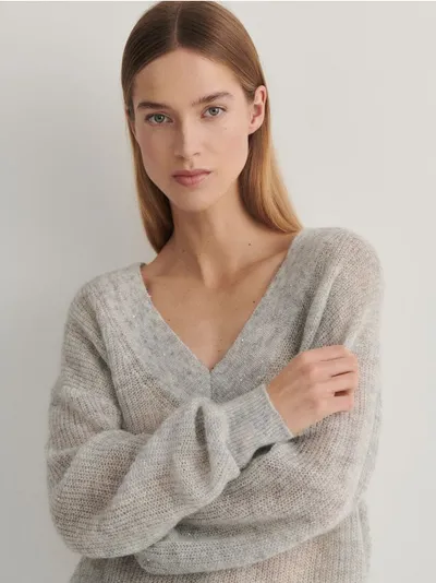 Reserved Sweter z kolekcji PREMIUM, wykonany z gładkiej dzianiny z wełną i domieszką metalizowanej nici. - jasnoszary
