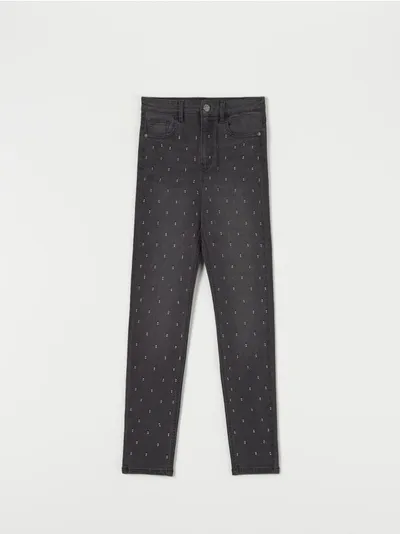 Sinsay Wygodne jeansy skinny wykonane z miękkiej, elastycznej tkaniny. - czarny