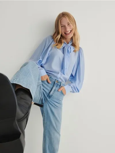 Reserved Jeansy o prostym fasonie, wykonane z gładkiej. bawełnianej tkaniny. - niebieski