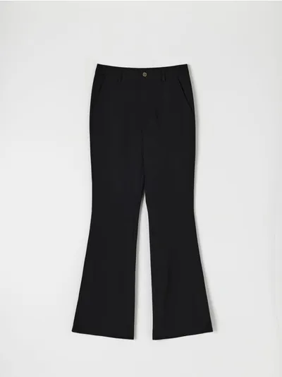 Sinsay Jednokolorowe spodnie typu flare, wykonane z szybkoschnącego materiału z dodatkiem elastycznych włókien. Możesz dobrać do nich pasującą marynarkę. - czarny