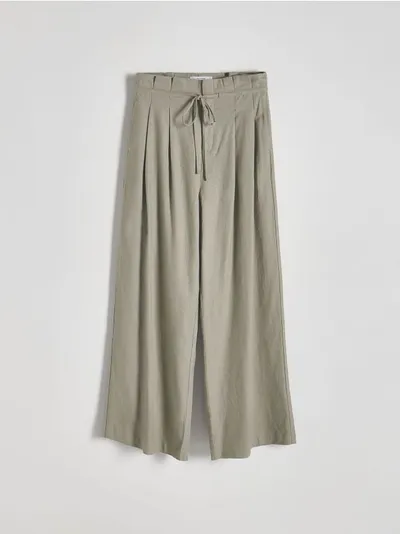 Reserved Spodnie o sowbodny fasonie, uszyte z tkaniny z lnem oraz wiskozą. - jasnozielony