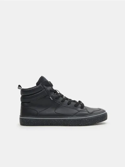 Sinsay Wysokie sneakersy w kolorze czarnym, wykonane z imitacji skóry. - czarny