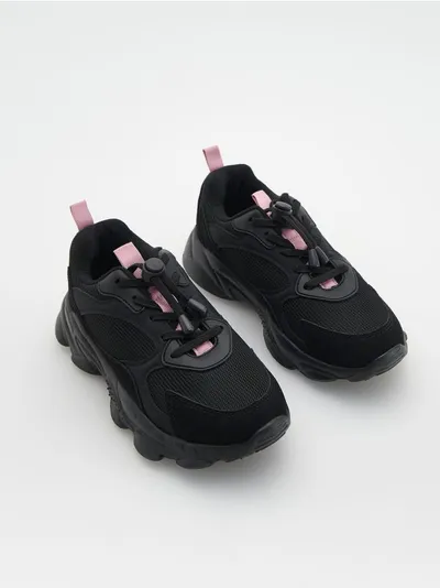 Reserved Lekkie buty w sportowym stylu, wykonane z łączonych materiałów. - czarny