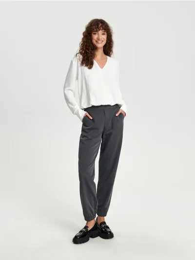 Sinsay Eleganckie spodnie uszyte z trwałego materialu z domieszką wiskozy oraz elastycznych włókien. - szary