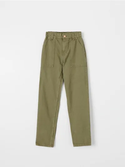Sinsay Wygodne jeansy z lekko zwężanymi nogawkami i elastyczną talią. - zielony