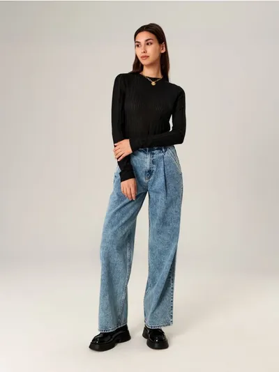 Sinsay Spodnie jeansowe z nieco krótszymi nogawkami, wykonane z bawełny. - niebieski