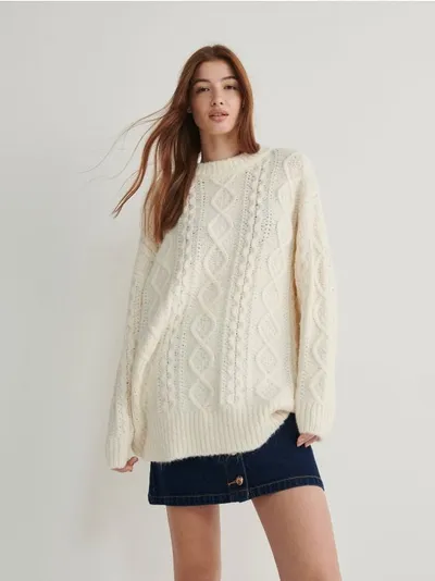 Reserved Sweter o dłuższym, swobodnym fasonie, wykonany z gładkiej dzianiny. - kremowy