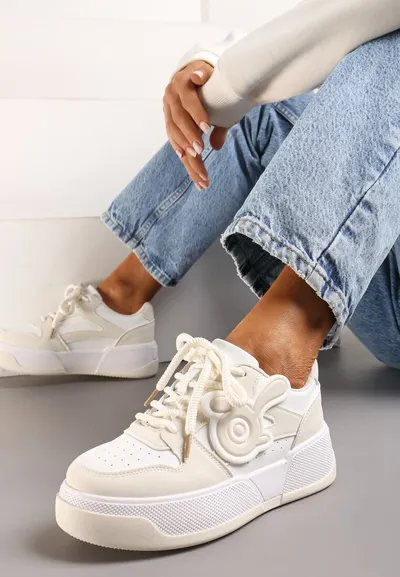 Renee Biało-Beżowe Sneakersy na Niskiej Platformie z Wypukłą Ozdobą Irasa