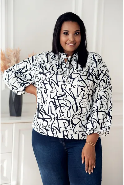 XL-ka Biała wizytowa bluzka plus size z czarnym wzorem z wiązaniem przy dekolcie - Marvi