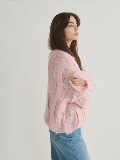 Reserved Sweter o swobodnym fasonie, wykonany ze strukturalnej dzianiny. - pastelowy róż