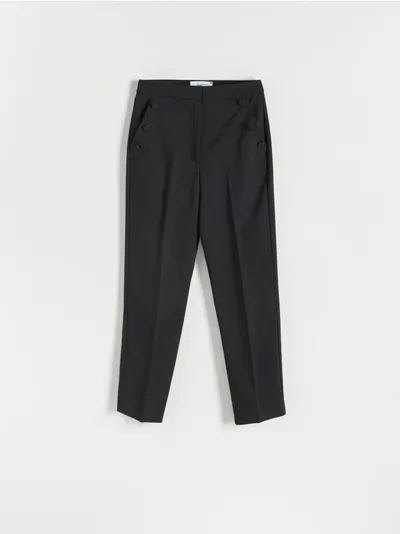 Reserved Spodnie o dopasownym kroju, wykonane z gładkiej tkaniny z dodatkiem bawełny. - czarny