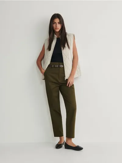 Reserved Spodnie o lekko dopasowanym fasonie, uszyte z bawełny z dodatkiem elastycznych włókien. - zielony