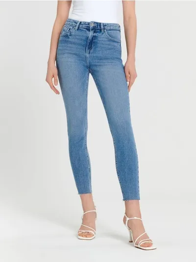 Sinsay Spodnie jeansowe o dopasowanym kroju uszyte z bawełny z domieszką elastycznych włókien. - niebieski