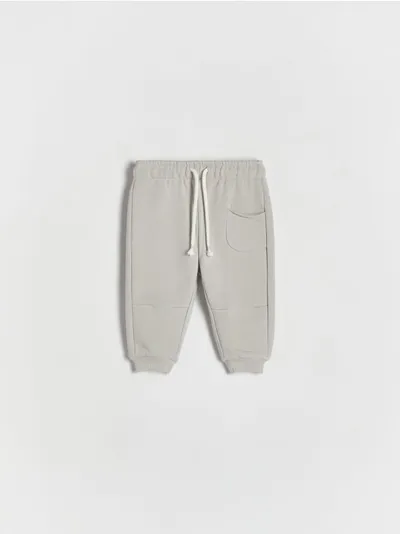 Reserved Spodnie o swobodnym fasonie, wykonane z przyjemnej w dotyku, bawełnianej dzianiny. - jasnoszary