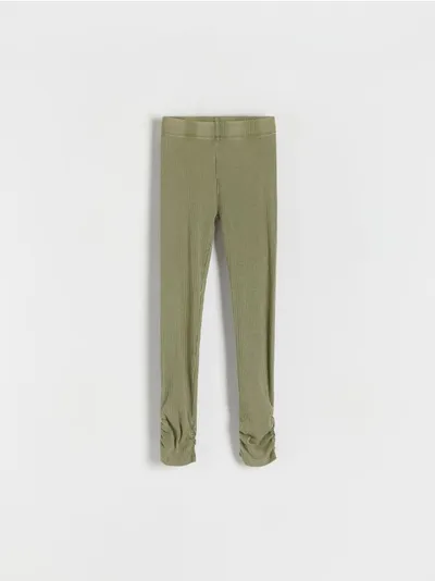 Reserved Spodnie o dopasowanym kroju, wykonane z prążkowanej, bawełnianej dzianiny. - zielony