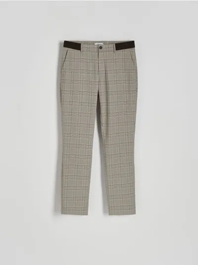 Reserved Spodnie o dopasowanym kroju, wykonane z tkaniny z dodatkiem wiskozy. - beżowy