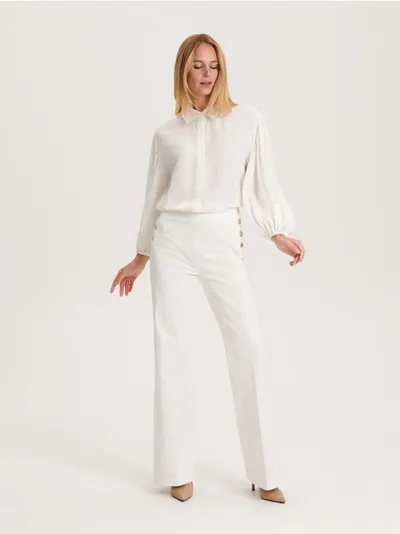 Reserved Spodnie o dopasowanym fasonie, wykonane z gładkiej, bawełnianej tkaniny. - biały