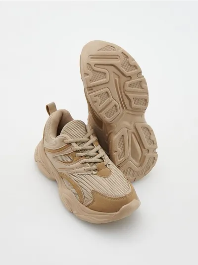 Reserved Sportowe buty typu sneakers, wykonane z łączonych materiałów. - beżowy