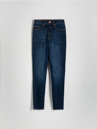 Reserved Jeansy o dopasowanym fasonie, wykonane z bawełny z domieszką elastycznych włókien. - granatowy