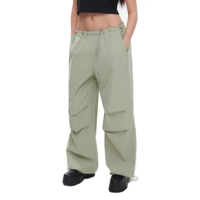 Cropp Jasnozielone spodnie jogger z tkaniny