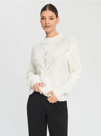 Sinsay Miękki sweter o regularnym kroju z ozdobnym splotem, uszyty z wygodnego w noszeniu materiału. - kremowy