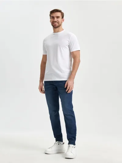 Sinsay Spodnie jeansowe o kroju jogger uszyte z bawełnianej tkanin z dodatkiem elastycznych włókien. - niebieski