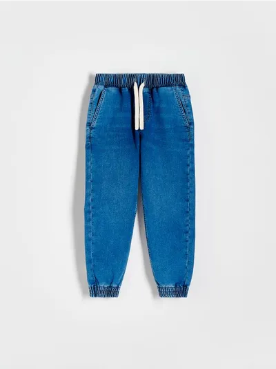 Reserved Jeansy typu jogger, wykonane z miękkiego denimu z dodatkiem elastycznych włókien. - niebieski