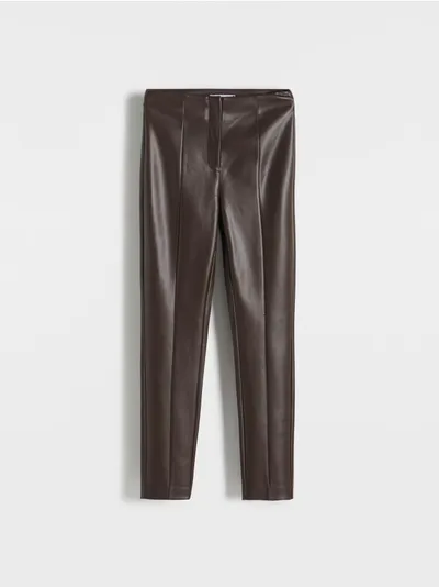 Reserved Spodnie o dopasowanm fasonie, wykonane z imitacji skóry. - brązowy