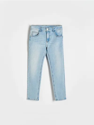 Reserved Jeansy o dopasowany fasonie, wykonane z bawełnianej tkaniny z dodatkiem elastycznych włókien. - niebieski
