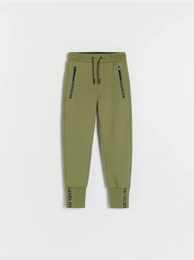 Reserved Dresowe spodnie typu jogger, wykonane z gładkiej, bawełnianej dzianiny. - oliwkowy