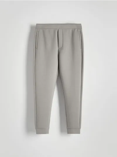 Reserved Spodnie o regularnym kroju, wykonane z dzianiny z bawełną. - jasnoszary