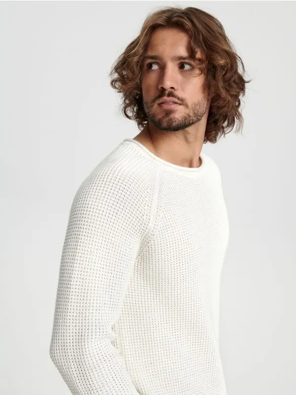 Sweter o regularnym kroju z waflowym splotem, uszyty w 100% z bawełny. - kremowy